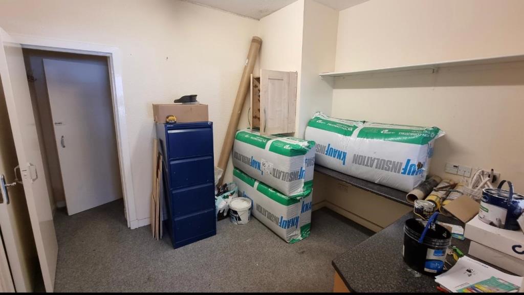 Lot: 90 - VACANT COMMERCIAL PREMISES WITH POTENTIAL - Inner offer and access to the cloakroom/WC